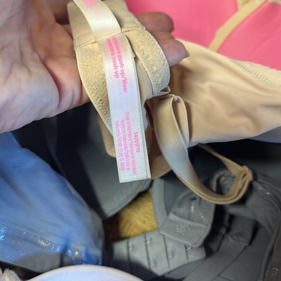 Find Victoria’s Secret bras. I’ll size 34DD. - Picture 6 of 7